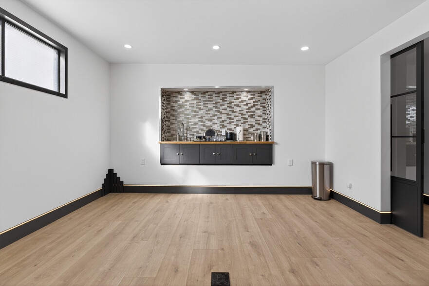 More Photos Of 703 S Main St, Burbank Showroom For Sale