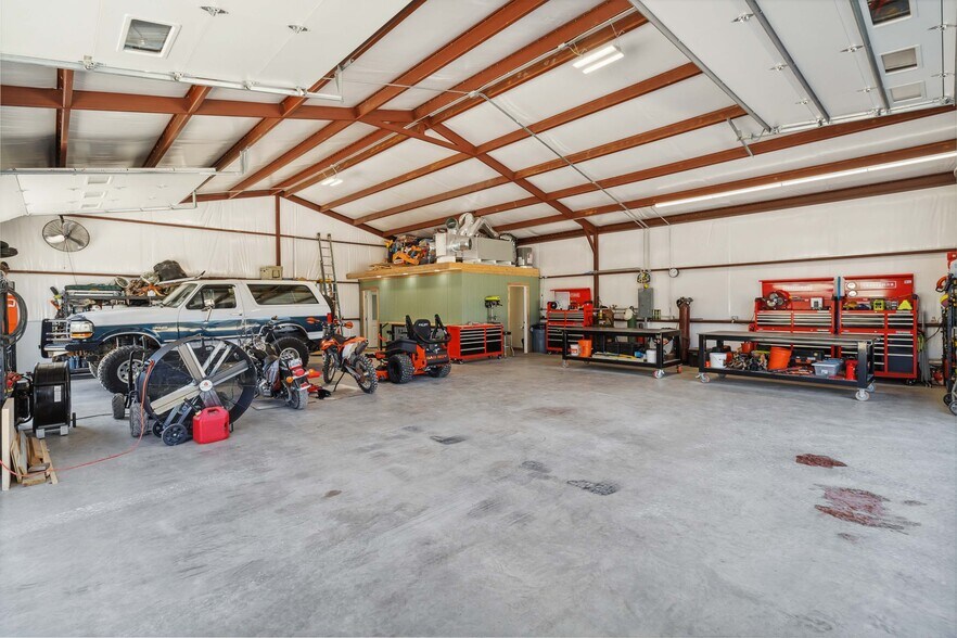 More Photos Of 165 Mari B Dr E, Center Point Flex For Sale