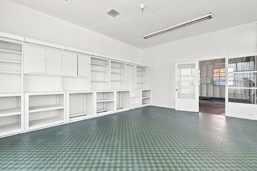 More Photos Of 371 S Fairfax Ave, Los Angeles Service Station For Lease