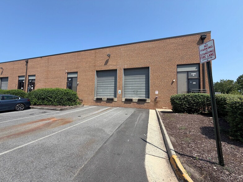 More Photos Of 8196 Terminal Rd, Lorton Showroom For Lease