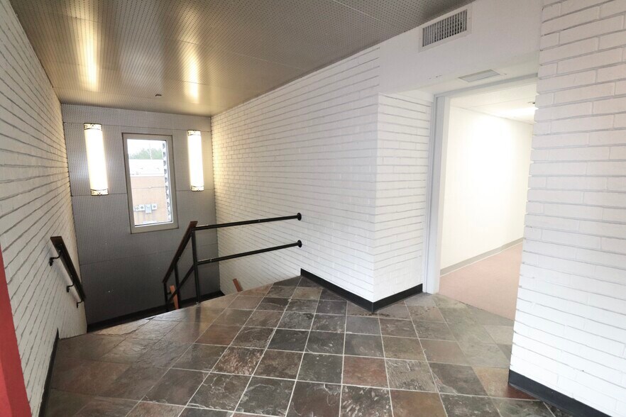 More Photos Of 2912 Lakeside Dr, Oklahoma City Office For Sale