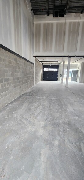 More Photos Of 595 Hanlon Creek Blvd, Guelph Warehouse For Lease