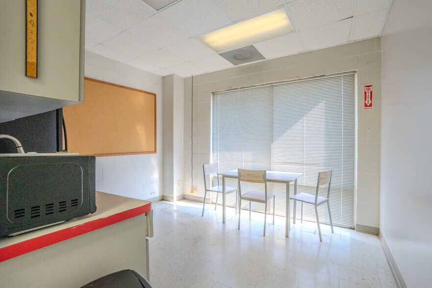 More Photos Of 804 Beltline Rd SW, Decatur Freestanding For Lease