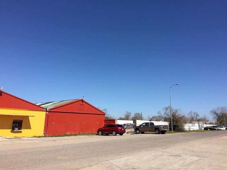 More Photos Of 7735 Lettie St, Houston Auto Salvage Facility For Lease