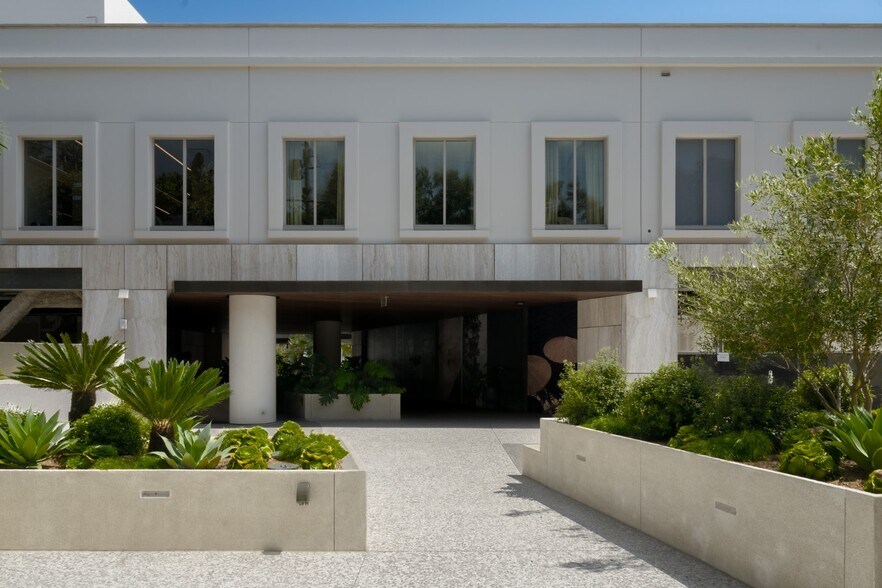 More Photos Of 11911 San Vicente Blvd, Los Angeles Office For Lease