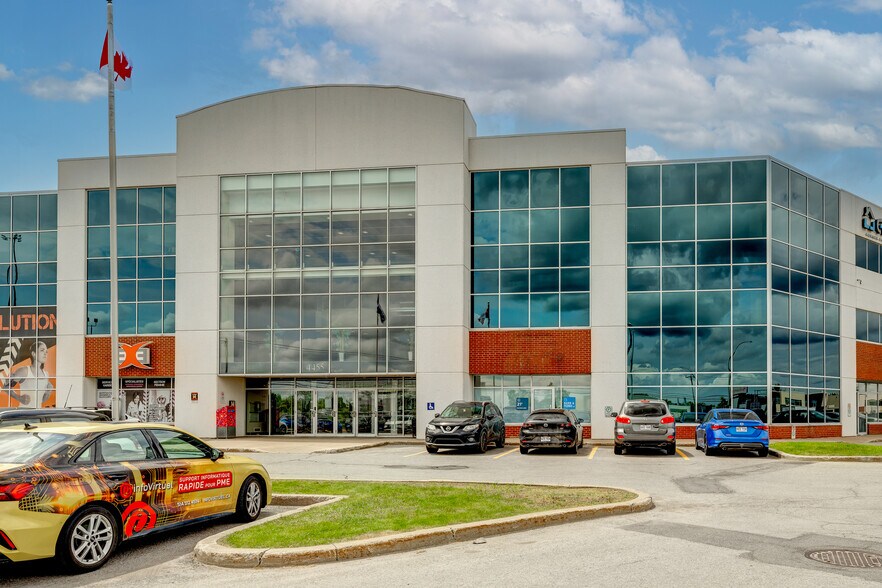 More Photos Of 4451-4479 Laval Aut W, Laval Showroom For Lease