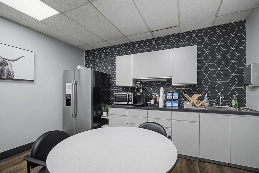 More Photos Of 301 Sovereign Ct, Manchester Medical For Lease