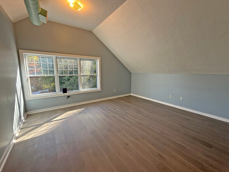 More Photos Of 381 Portsmouth Ave, Greenland Drugstore For Lease
