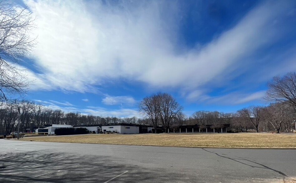 More Photos Of 150 Knotter Dr, Cheshire Manufacturing For Lease