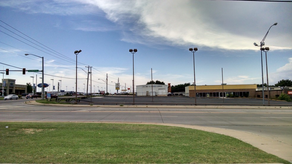 Primary Photo Of 815 E Macarthur St, Shawnee Auto Dealership For Lease