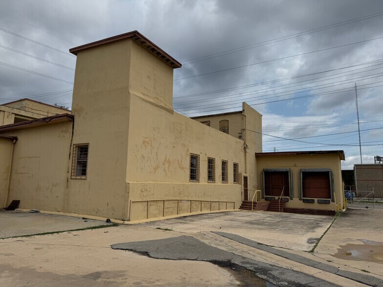 More Photos Of 226-232 Rivas St, San Antonio Manufacturing For Sale