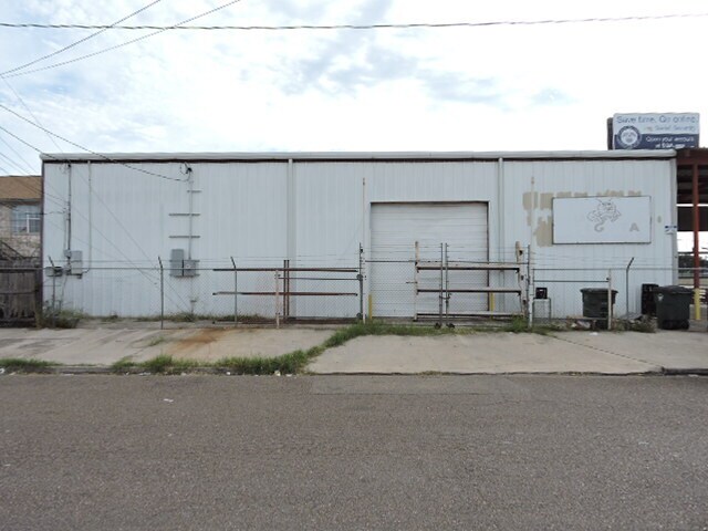 More Photos Of 1719 N Arkansas Ave, Laredo Flex For Sale