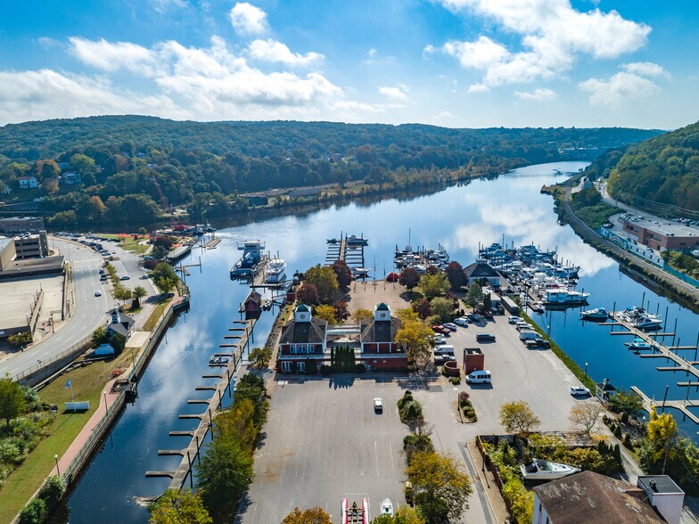 More Photos Of 150 Chelsea Harbor Dr, Norwich Restaurant For Lease