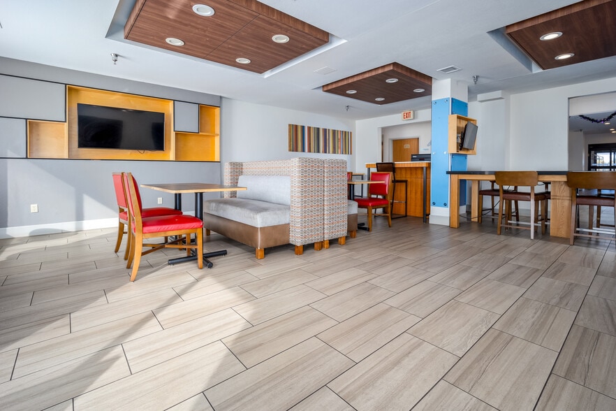 More Photos Of 7840 NW 39th Expy, Bethany Hotel For Sale