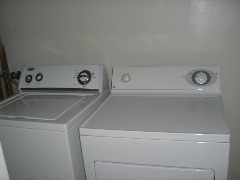 More Photos Of 25 Hastings Ave, Oakdale Apartments For Lease