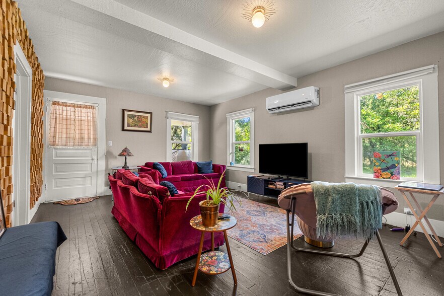 More Photos Of 320 Taylor Rd, Newcastle Specialty For Sale