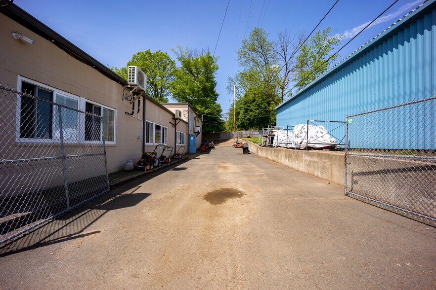 More Photos Of 180-190 S Clinton St, Doylestown Showroom For Sale