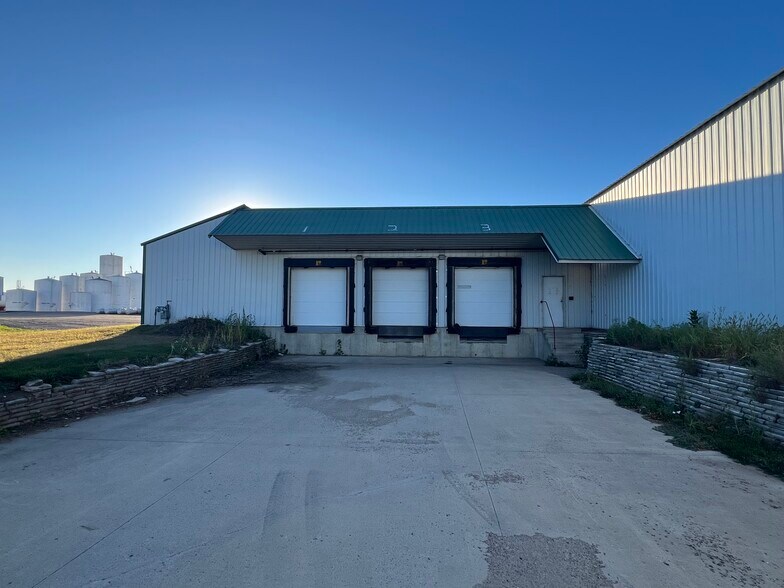 More Photos Of 480 Park Ave E, Eden Valley Warehouse For Sale