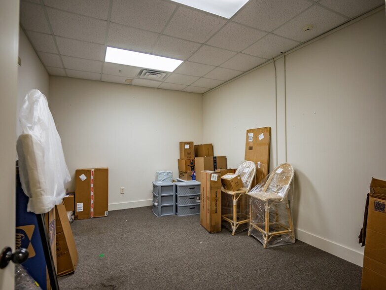 More Photos Of 304 Heritage Dr, Oxford General Retail For Sale