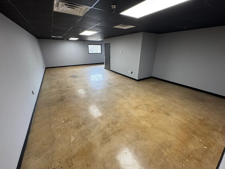 More Photos Of 7901 NE 10th St, Midwest City Office For Lease
