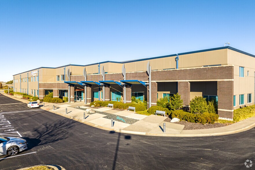 More Photos Of 17000 W 119th St, Lenexa Flex For Lease