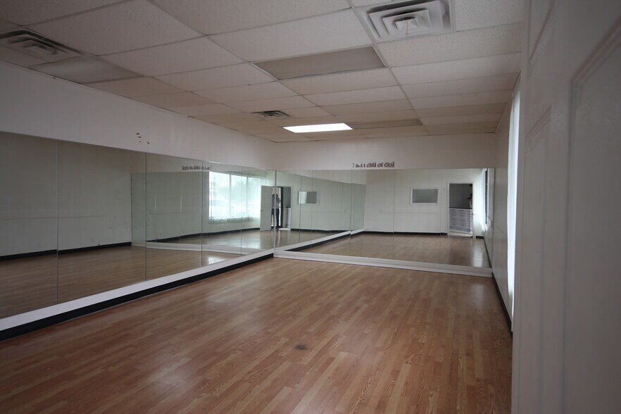 More Photos Of 6124 E 51st Pl, Tulsa Unknown For Lease