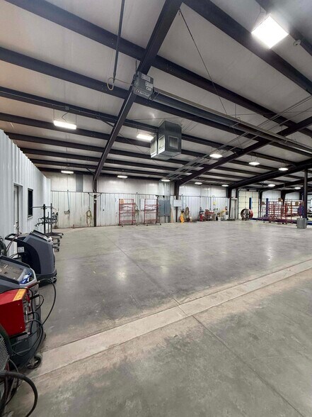 More Photos Of 1705 W Walnut St, Paris Industrial For Lease
