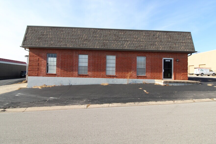 More Photos Of 3618 E Noland Ct, Independence Light Manufacturing For Sale
