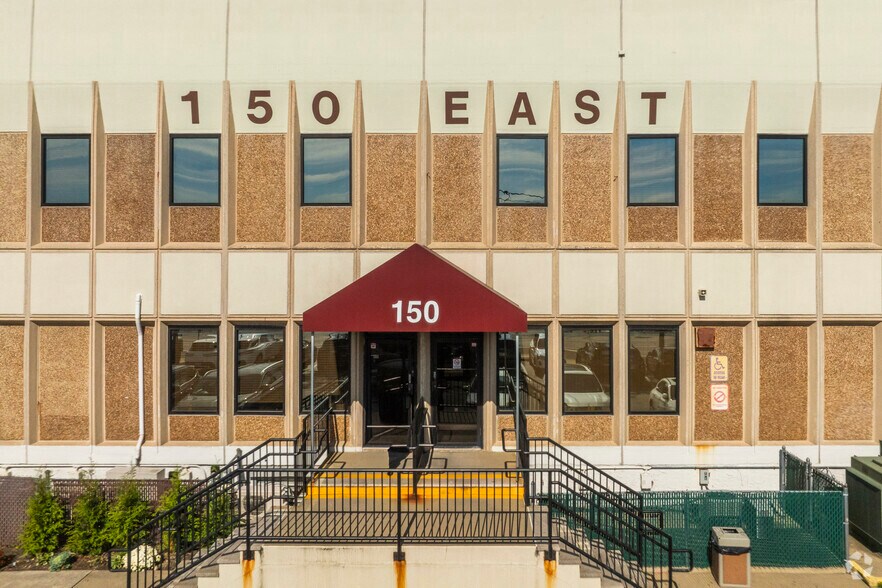 More Photos Of 150 E Sunrise Hwy, Lindenhurst Medical For Lease