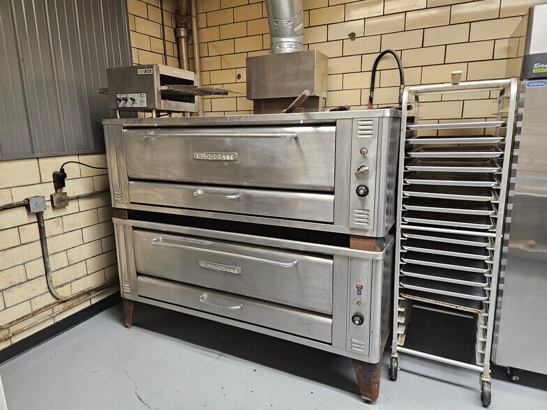 More Photos Of 966 Washington, Evansville Freestanding For Lease