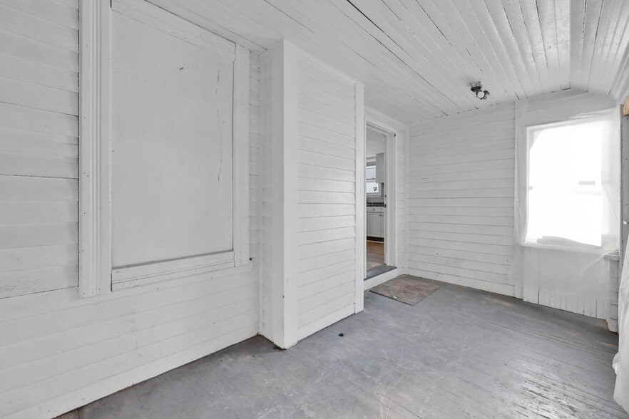 More Photos Of 142 Dickinson St, Springfield Flex For Sale