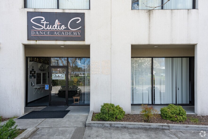 More Photos Of 3925 Cypress Dr, Petaluma Light Distribution For Lease