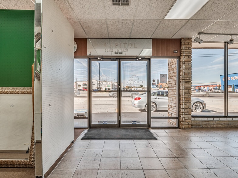 More Photos Of 3730-3732 N MacArthur Blvd, Warr Acres Showroom For Lease