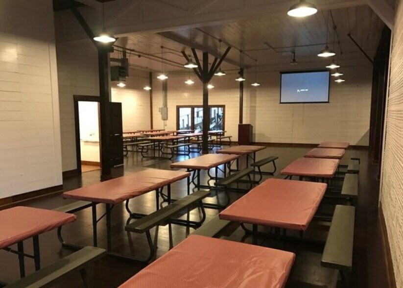More Photos Of 1202 N Camp St, Seguin Warehouse For Lease