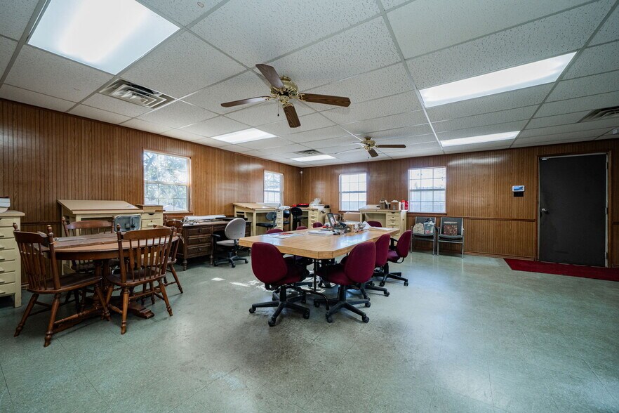 More Photos Of 12540 C F Hawn Fwy, Dallas Warehouse For Lease