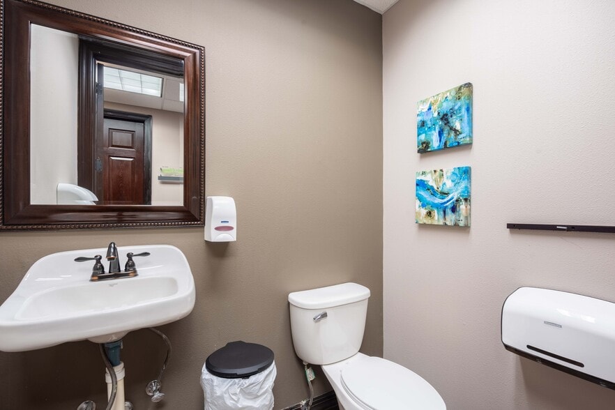 More Photos Of 7001 Westwind Dr, El Paso Office Residential For Lease