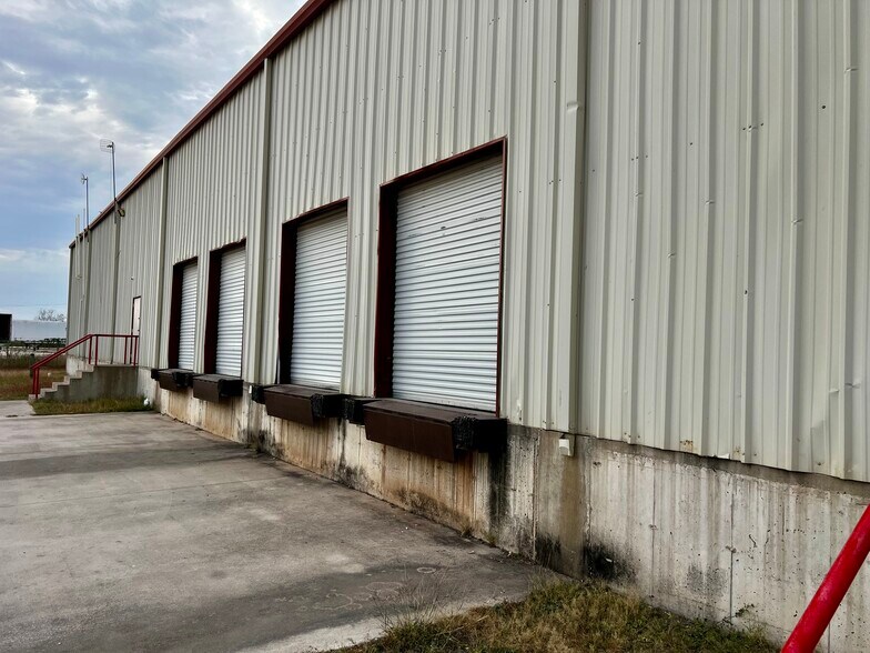 More Photos Of 100 Lupita Cir, Del Rio Distribution For Sale