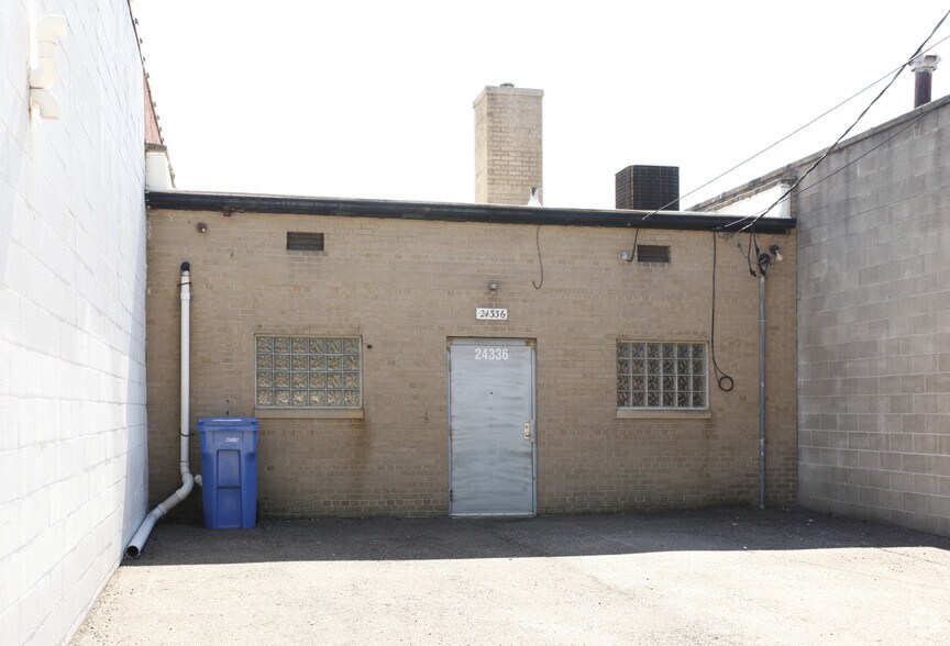 More Photos Of 24336 Michigan Ave, Dearborn Freestanding For Lease