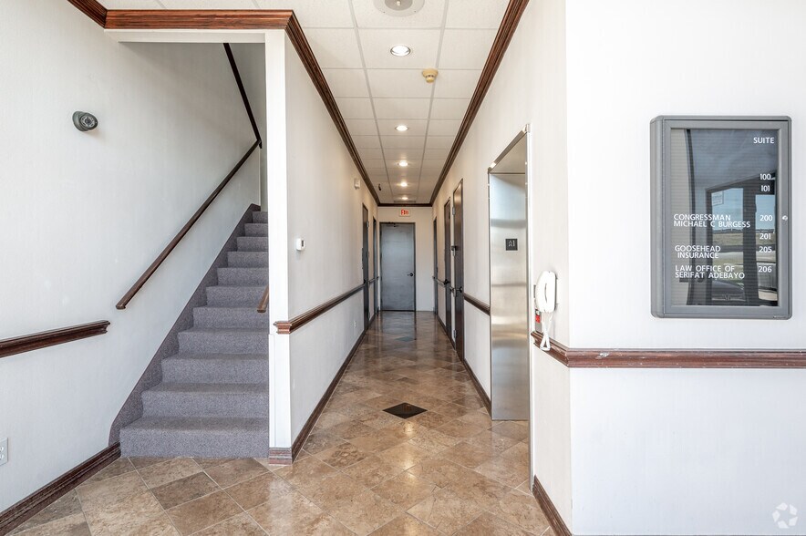 More Photos Of 2000 S Stemmons Fwy, Lake Dallas Office For Lease