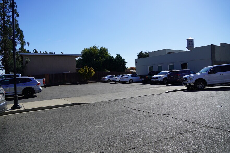 More Photos Of 409 Center St, Yuba City Storefront Retail Office For Lease