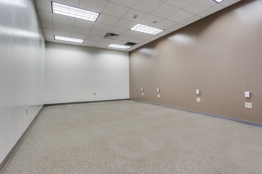 More Photos Of 1910 Pendleton Dr, Garland Flex For Lease