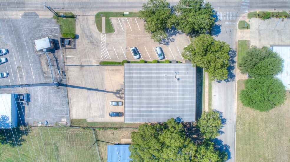 More Photos Of 2620 Carson St, Haltom City Light Distribution For Lease