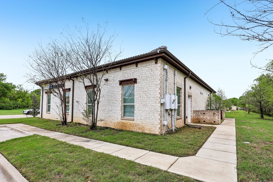 More Photos Of 217 E Debbie Ln, Mansfield Medical For Lease