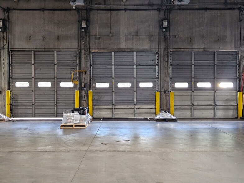 More Photos Of 144 Industrial Dr, Birmingham Flex For Lease