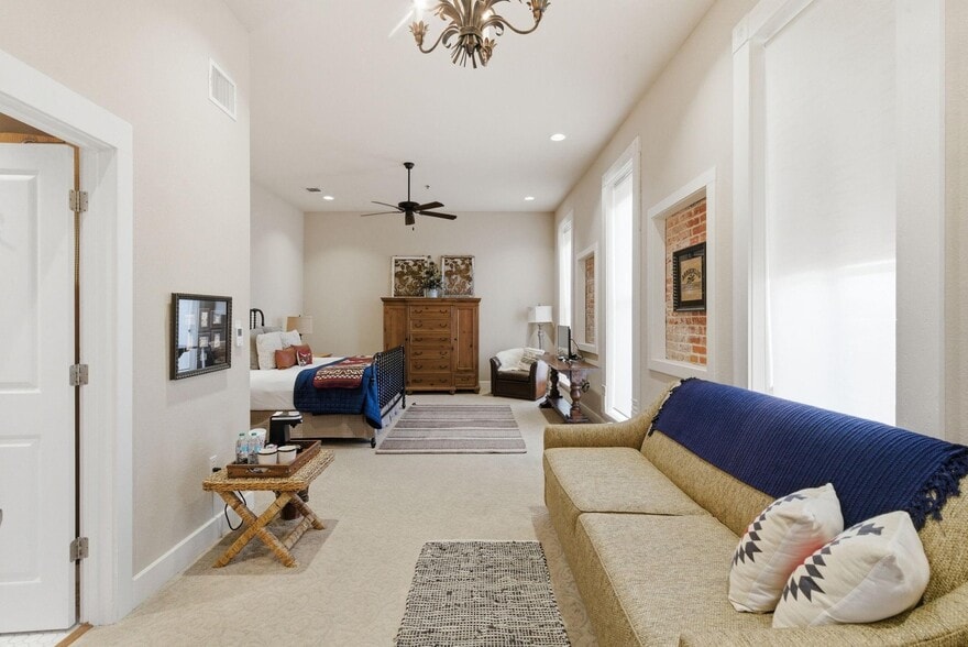 More Photos Of 103 N Pecan St, Hico Hotel For Sale