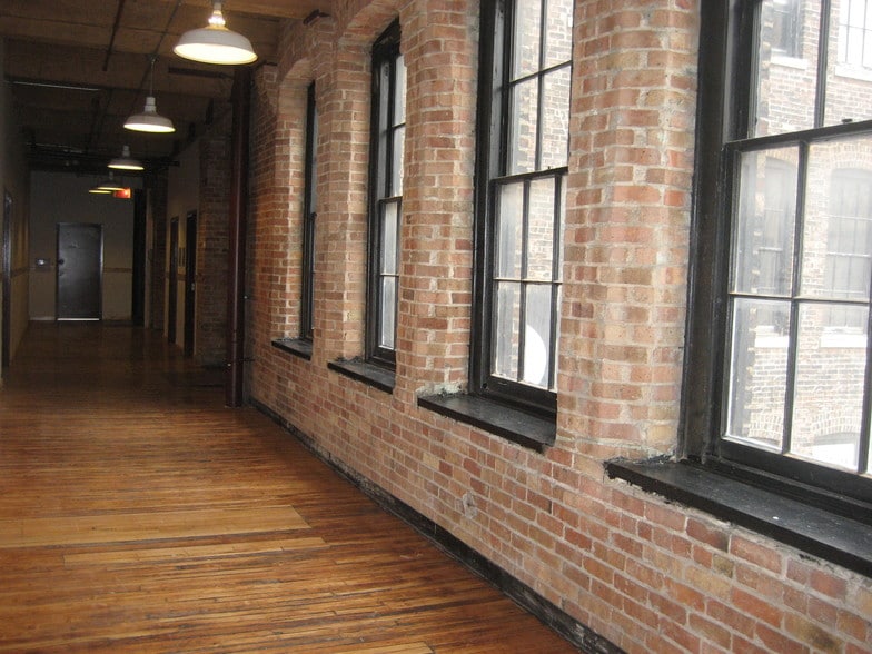 More Photos Of 1100 W Cermak Rd, Chicago Light Distribution For Lease