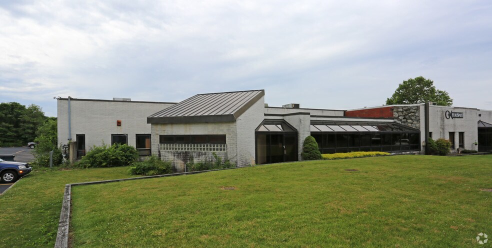 More Photos Of 60 E Jefryn Blvd, Deer Park Warehouse For Lease