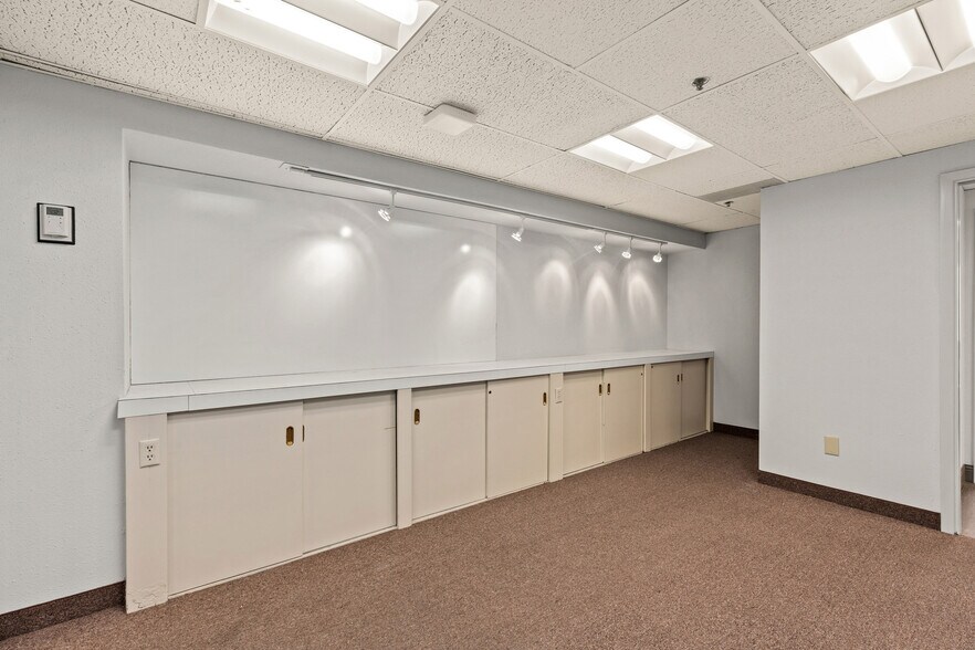 More Photos Of 800 Navarro St, San Antonio Office For Lease