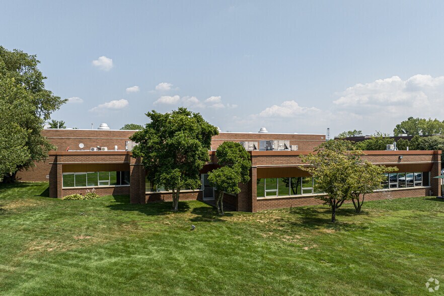 More Photos Of 19 Harbor Park Dr, Port Washington Warehouse For Lease