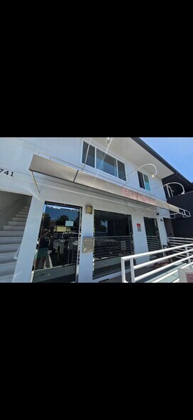 More Photos Of 733 10th St, Santa Monica Storefront Retail Office For Lease